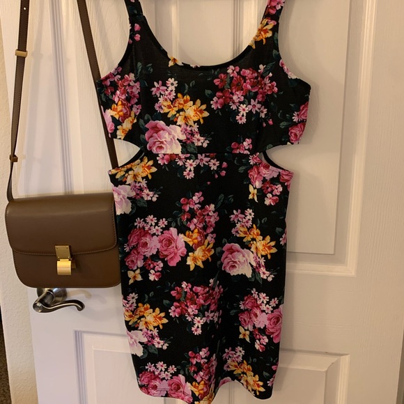 Forever 21 Dresses & Skirts - 4/$25 🔥❤️ Floral print cut out bodycon dress
